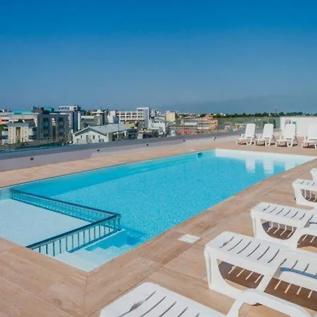 아파트 Stylish Flat With Rooftop Pool