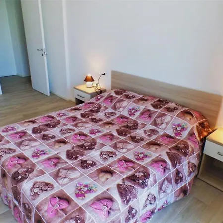 아파트 Stylish Flat With Rooftop Pool