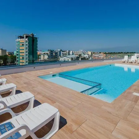 아파트 Stylish Flat With Rooftop Pool