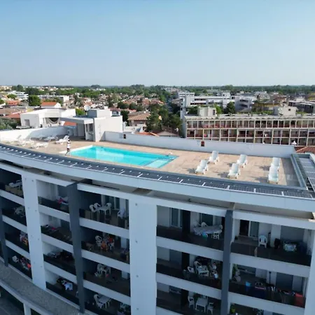 Stylish Flat With Rooftop Pool 비비오네