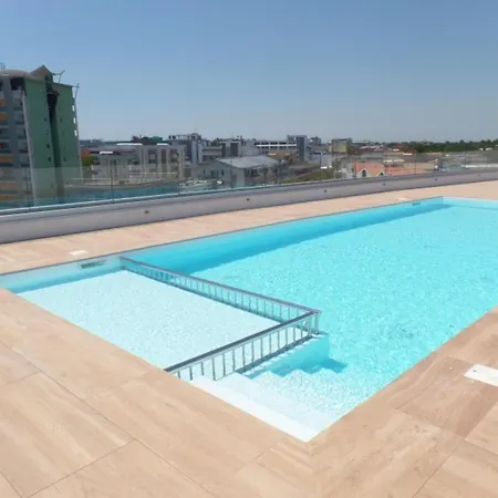 Stylish Flat With Rooftop Pool 비비오네